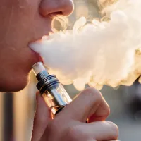 Чи шкідливий пар, що видихається, для оточуючих?